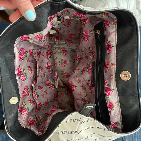 RARE Betsey Johnson white bag! Designer writing & rose embellished satin lining. - Picture 8 of 11